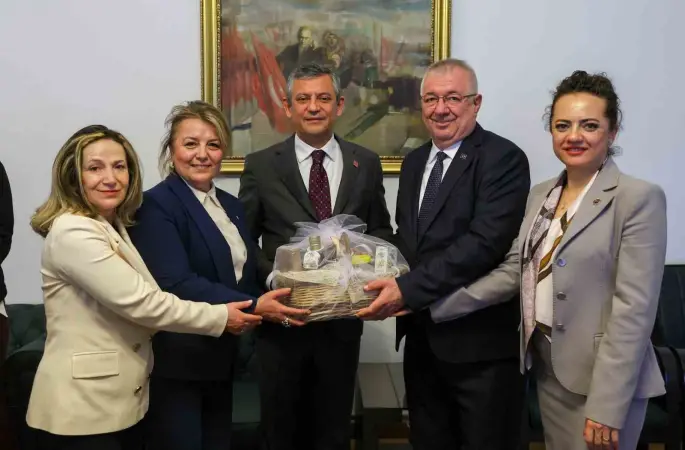 Başkan Ertaş ve Edremit heyeti CHP Lideri Özgür Özel ile buluştu
