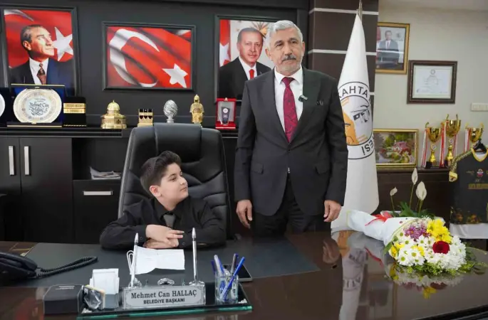 Başkan Hallaç, koltuğunu 10 yaşındaki Ebubekir’e devretti
