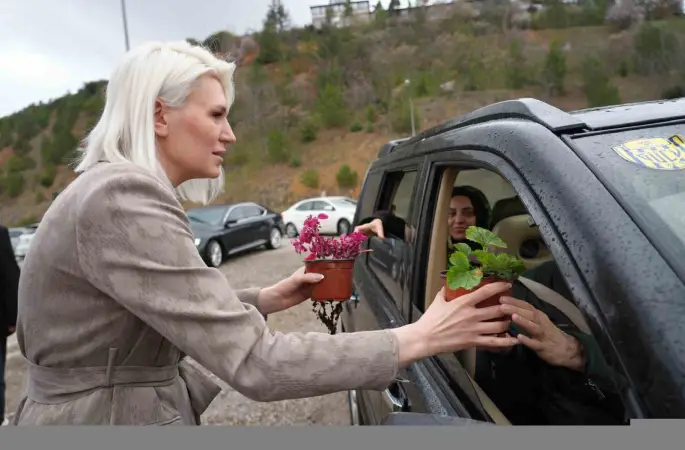 Başkan Subaşı, mezarlık ziyaretinde vatandaşlara çiçek dağıttı

