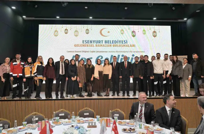 Başkan Vekili Aksoy, sağlık çalışanlarıyla iftarda buluştu
