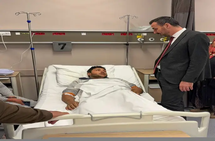 Başkan Vekili Çiçek, hastaneye giderek kazada yaralanan personelin durumu hakkında bilgi aldı
