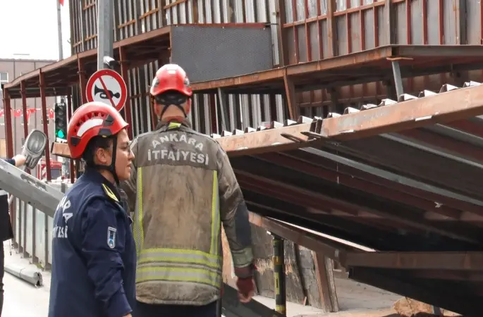 Başkent’te yıkım sırasında platform yola çöktü: 3 yaralı
