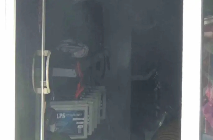 Batarya dükkanında yangın çıktı, bina tahliye edildi
