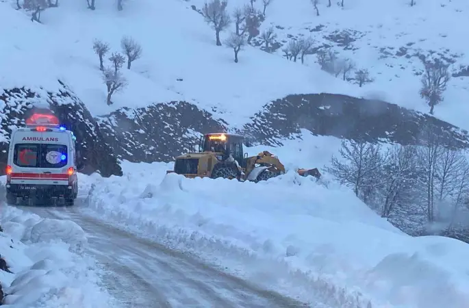 Batman’da köyde mahsur kalan hasta 7 saatlik çalışma ile kurtarıldı
