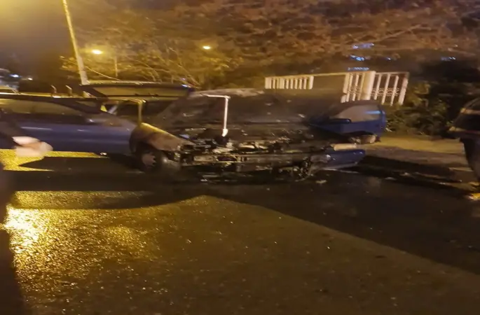 Batman’da park halindeyken yanan otomobil kullanılamaz hale geldi
