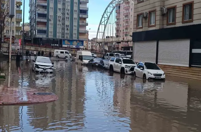 Batman’da sağanak yağış hayatı durma noktasına getirdi
