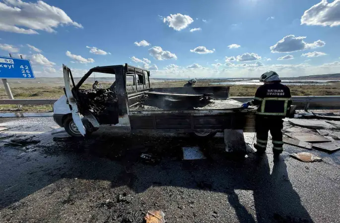 Batman’da seyir halindeki kamyonet alev aldı
