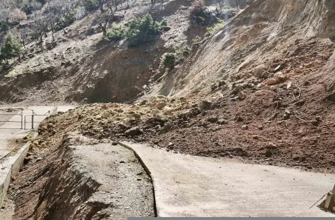 Batman’ın üç ilçesinde meydana gelen toprak kayması ulaşımda aksamalara neden oldu
