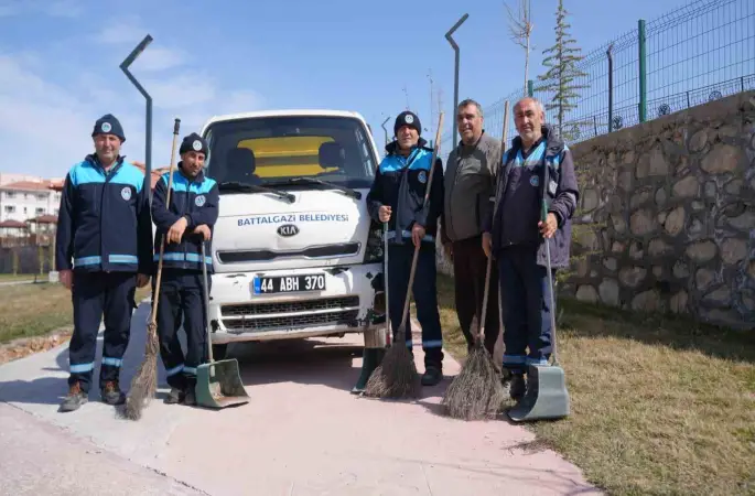 Battalgazi’de Derme Deresi çevresinde temizlik ve yıkama çalışması
