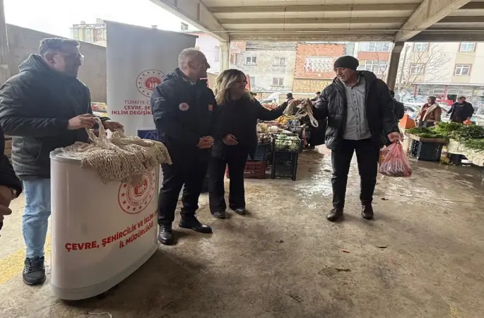 Bayburt halk pazarında sıfır atık bilgilendirmesi yapıldı
