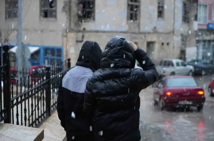 Bayburt kent merkezinde ve yüksek kesimlerde kar yağışı etkili oldu
