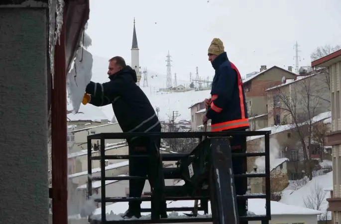 Bayburt’ta çatıdan düşen kar kütleleri park halindeki 2 araca zarar verdi: Bir otomobil hurdaya döndü
