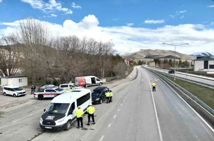 Bayburt’ta emniyet ve jandarmadan ortak trafik denetimi
