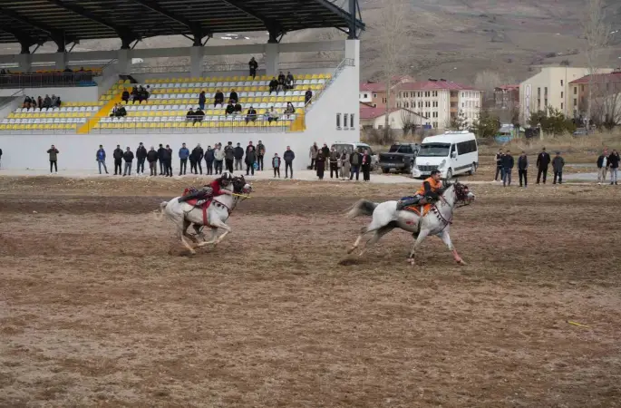 Bayburt’ta gelenek bozulmadı: Ramazan Bayramı ata sporu ciritle uğurlandı
