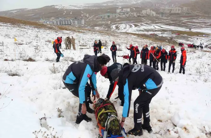 Bayburt’ta gerçeği aratmayan tatbikat: 3 kişi çığ altından çıkarıldı
