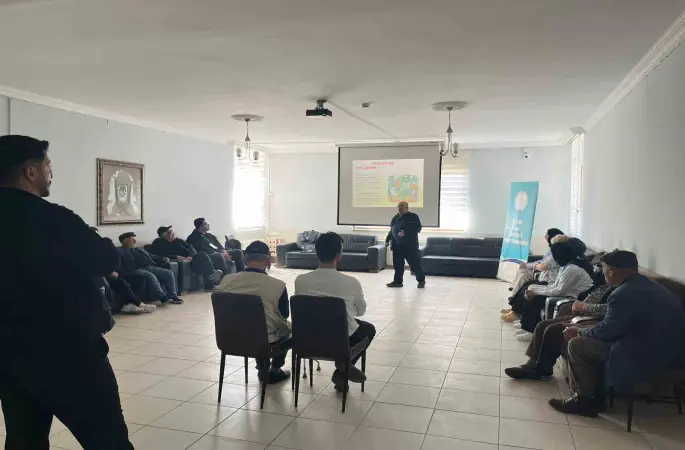 Bayburt’ta huzurevi sakinlerine akılcı ilaç kullanımı anlatıldı
