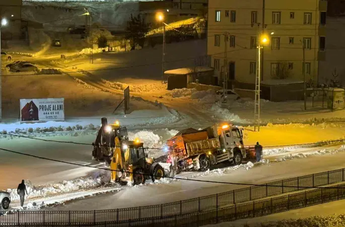 Bayburt’ta kara saplanan tuzlama aracı kepçe ve halat yardımıyla çekildi
