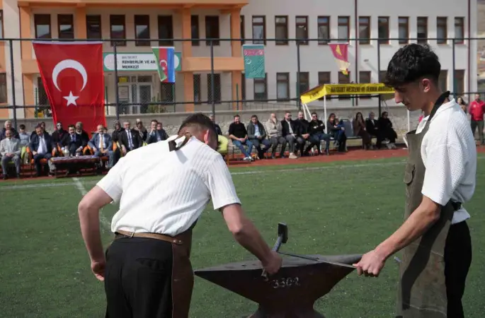 Bayburt’ta Nevruz coşkusu: Bayram ateşi yakıldı, örste demir dövüldü
