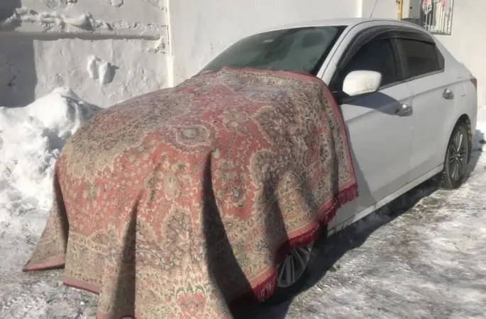 Bayburt’ta vatandaşlar arabalarını soğuğa karşı battaniye ile örtüyor