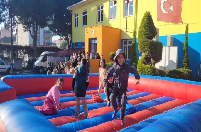 Bayındır’da karne şenliği: Okul bahçesi masal diyarına döndü
