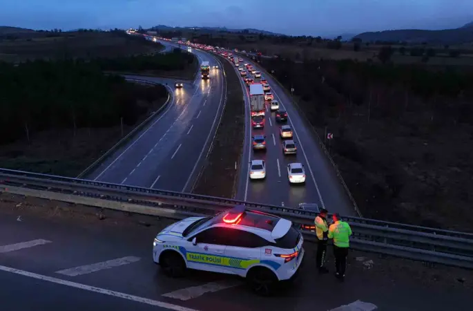 Bayram dönüşü çilesi: 30 kilometrelik araç kuyruğu havadan görüntülendi
