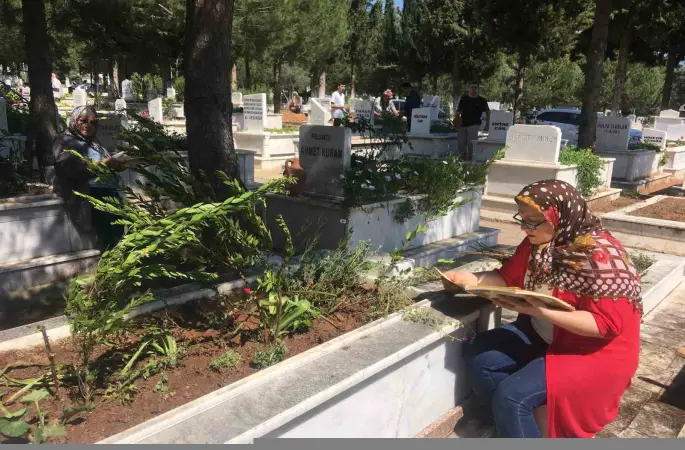 Bayramın ilk günü mrzarlıklarda yoğunluk
