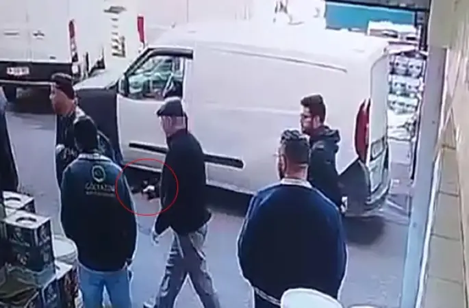 Bayrampaşa’da baba ve oğlu, eski çalışanın iş yerini bastı; iş görüşmesine gelen kişi vuruldu
