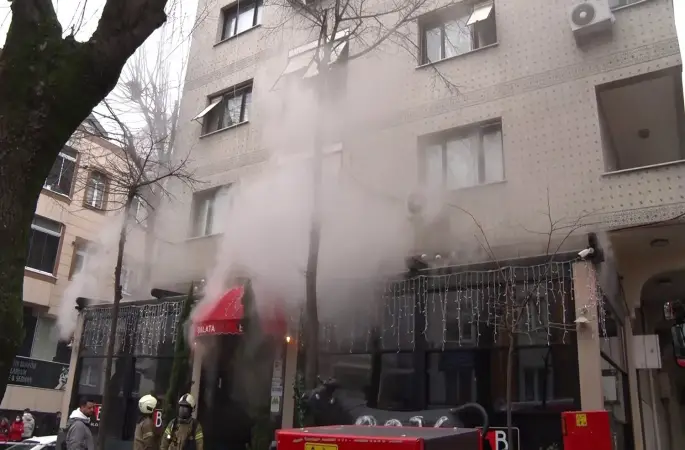Bayrampaşa’da bir restoranda çıkan yangın paniğe neden oldu
