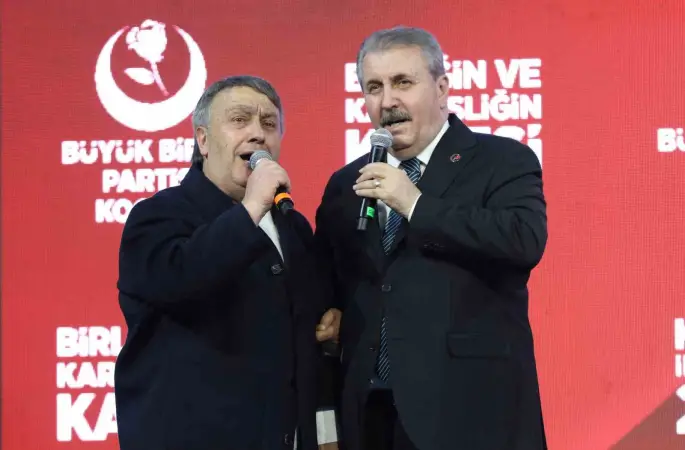 BBP Genel Başkanı Destici, Kocaeli’deki kongrede İsmail Türüt ile sahneye çıkıp türkü söyledi

