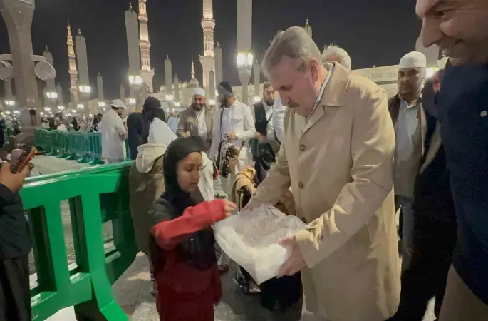 BBP Genel Başkanı Destici, Mescid-i Nebevi’de vatandaşlarla buluştu
