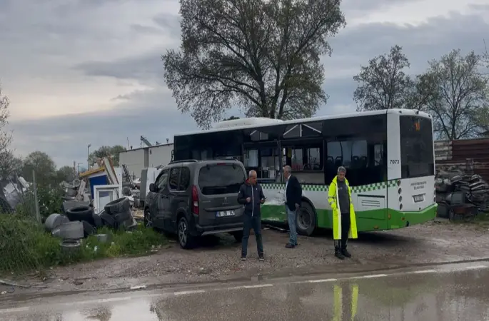Belediye otobüsü ile nakliyat kamyonu çarpıştı: 2 yaralı
