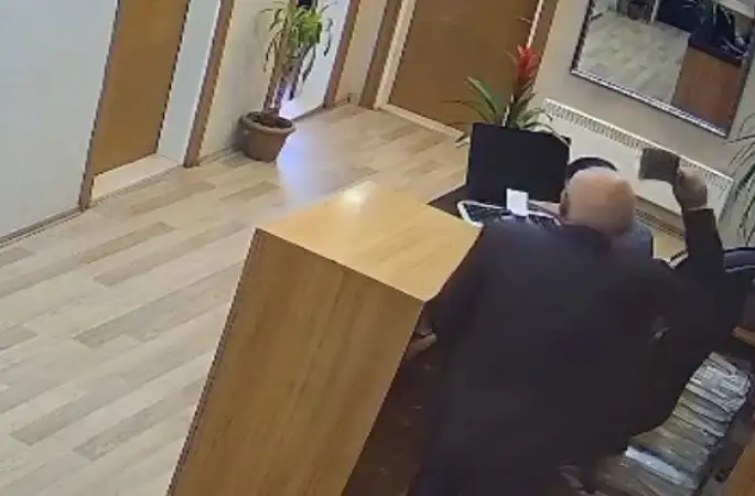 Belediye personeline satırla saldırı anı kamerada
