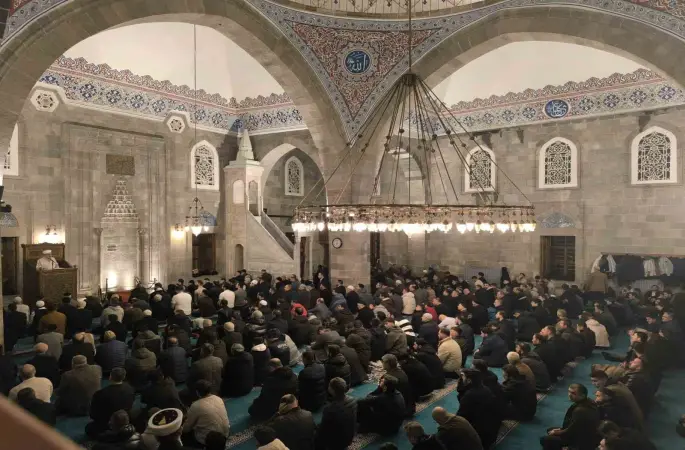 Beraat Kandili’nde camiler doldu taştı
