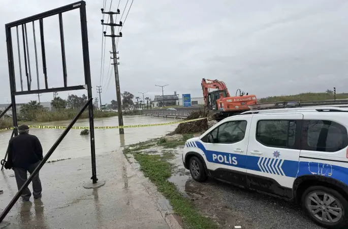 Berdan Irmağı’nda alarm, su seviyesi köprüye dayandı
