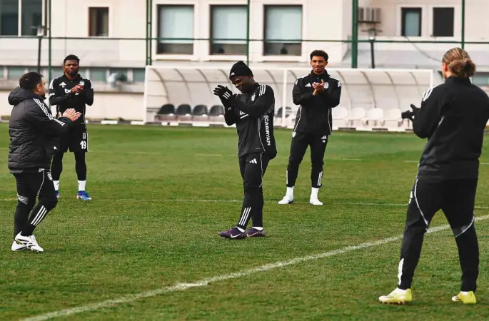 Beşiktaş’ta Junior Olaitan ilk idmanına çıktı
