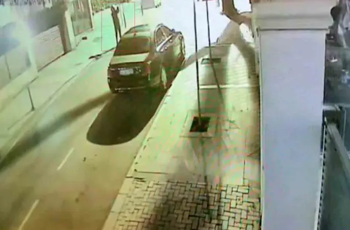 Beşiktaş’ta lüks araçların kundaklandığı ve villaya ateş açıldığı anlar güvenlik kamerasına yansıdı

