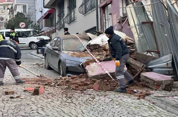 Beşiktaş’ta metruk bina park halindeki aracın üzerine çöktü
