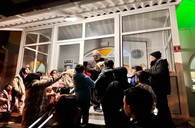 Bigadiç’ te camiye gelen- çocukların top sevinci
