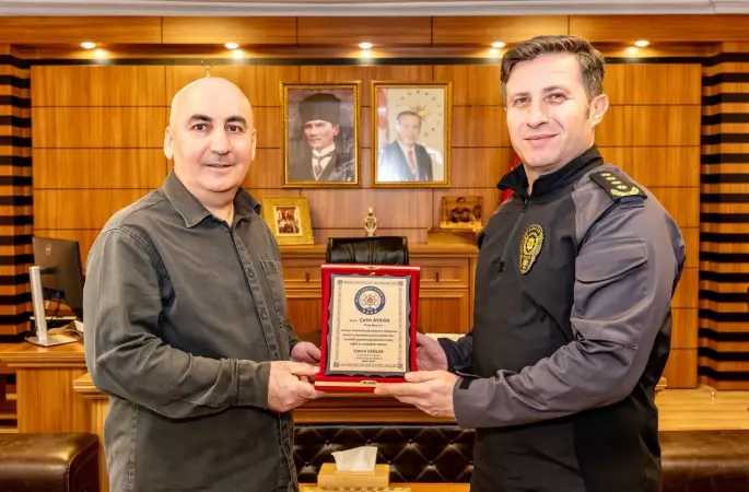 Bilecik İl Emniyet Müdürü Çağlar, emekli polis Aykan’a plaket takdim etti
