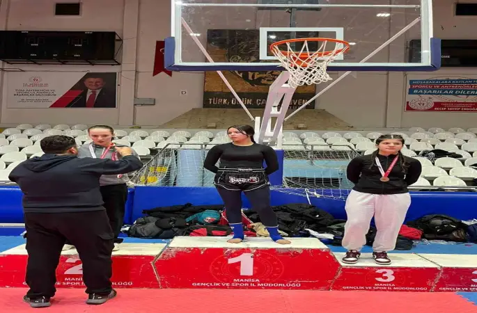Bilecikli kick boksçular Manisa’da büyük başarı elde etti
