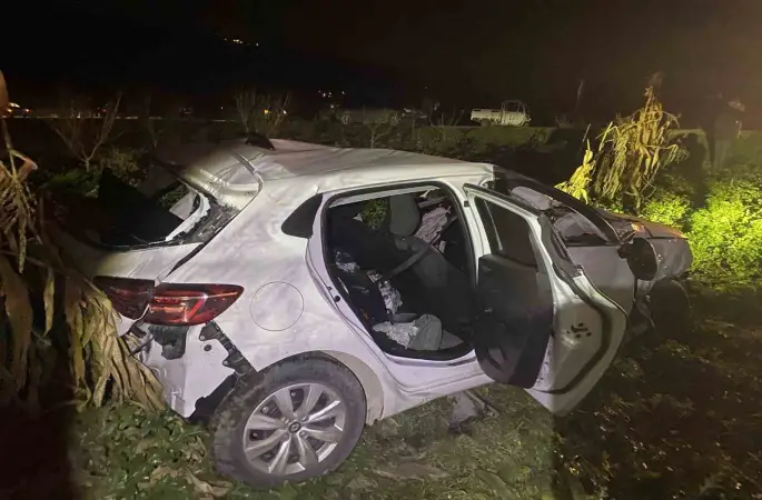 Bilecik’te otomobil tırlara çarptı: 2 yaralı
