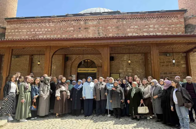 Bilecik’te Şeyh Edebali Türbesi’ni hiç ziyaret etmemiş yaşlılara öğrenciler eşlik etti

