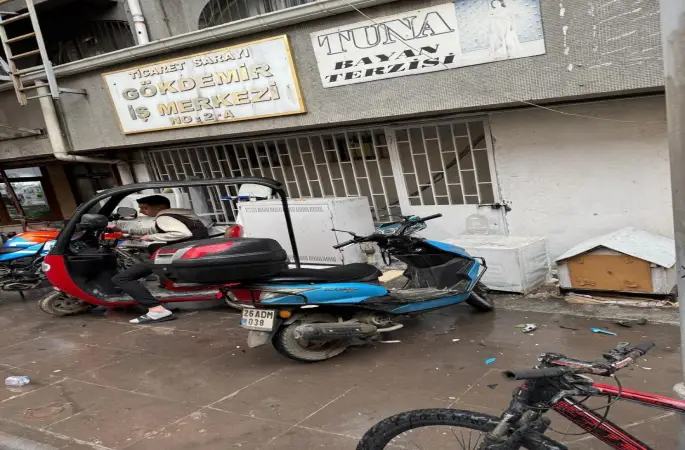 Binadan dökülen parçalar aşağıdaki motosikletlere zarar verdi
