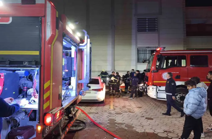 Binanın girişinde çıkan yangın korkuttu
