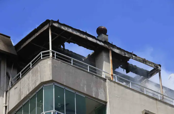 Binanın teras katında çıkan yangında yaşlı bina sakinleri, kapıları çalan kuryelerin yardımıyla tahliye edildi
