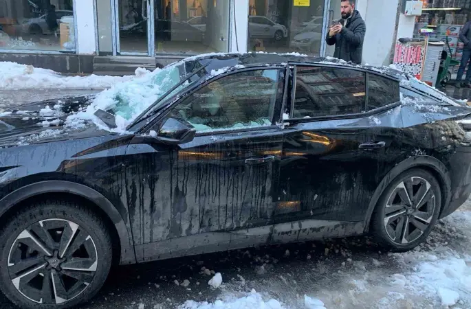 Bingöl’de çatıdan düşen kar otomobile zarar verdi
