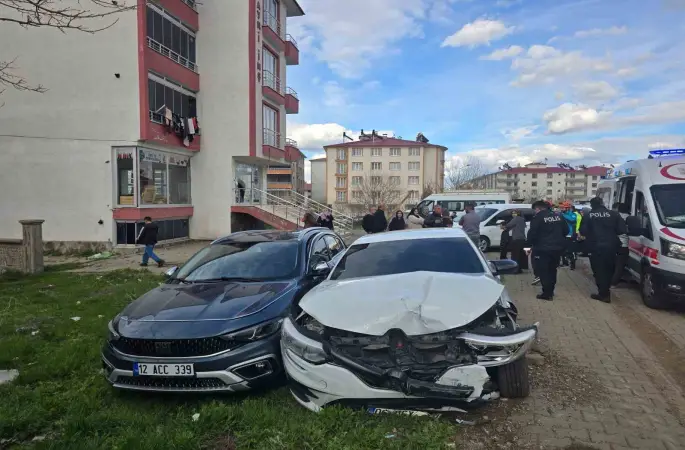 Bingöl’de iki otomobil çarpıştı: 4 yaralı
