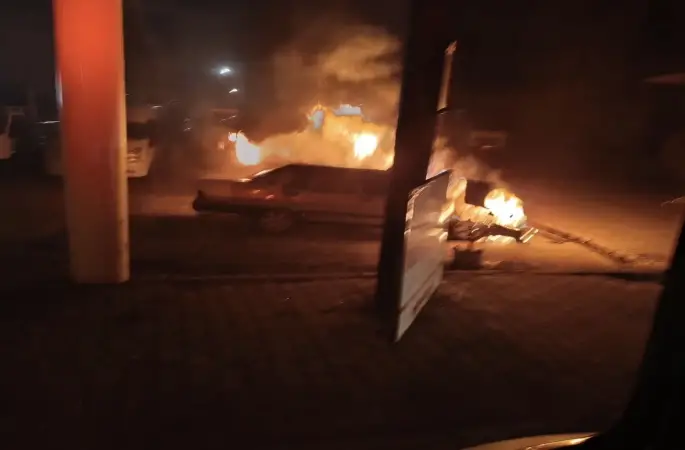 Bingöl’de park halindeki araç alevlere teslim oldu
