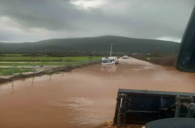 Bir anda bastıran yağmur kamyoneti yolda bıraktı, bir evi su bastı

