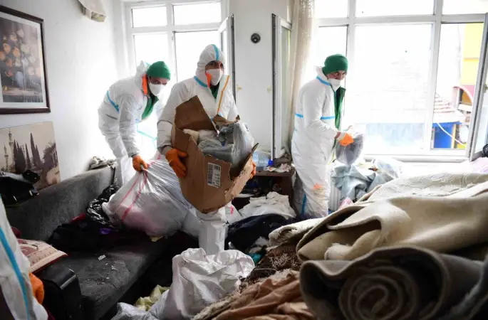 Bir daireden 4 kamyon çöp çıktı
